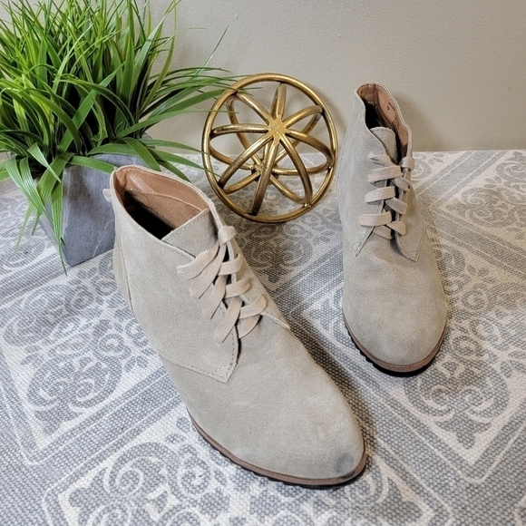 Susina | 7 'Reid' Suede Lace-Up Wedge Booties ankle boots - Picture 4 of 15